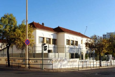 Pose et installation de barrières de sécurité proche d'une école vers Louhans